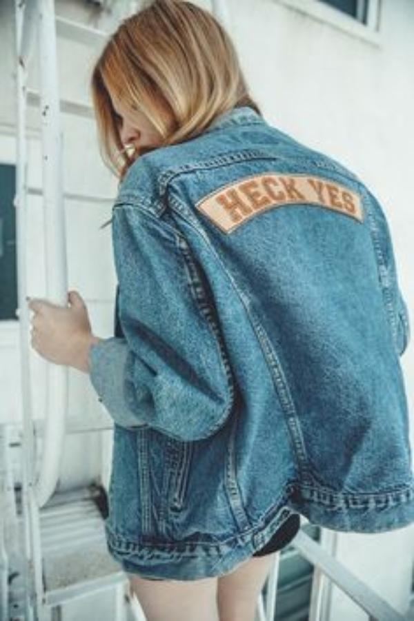 5 Trik Memadukan Oversized Denim Jacket Womantalk