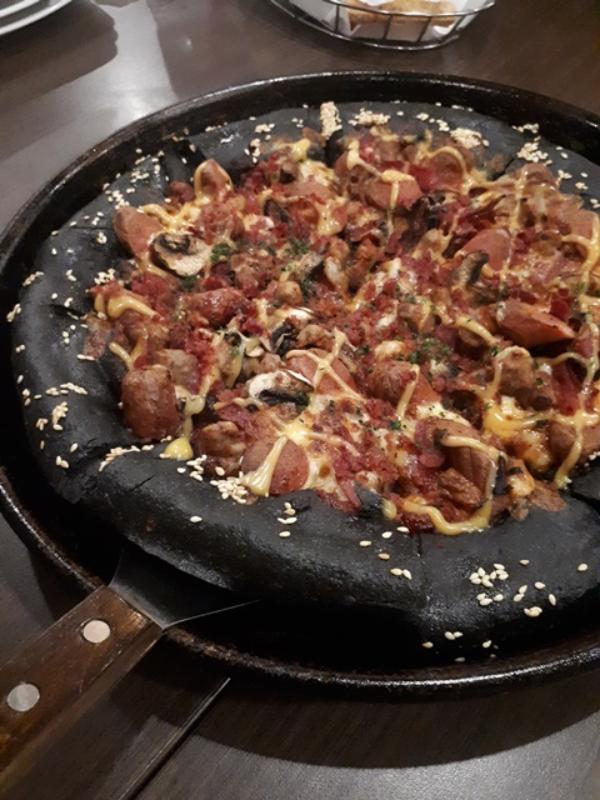 Black Pizza Meat Monsta dari Pizza Hut, Si Hitam yang Menggoda Iman