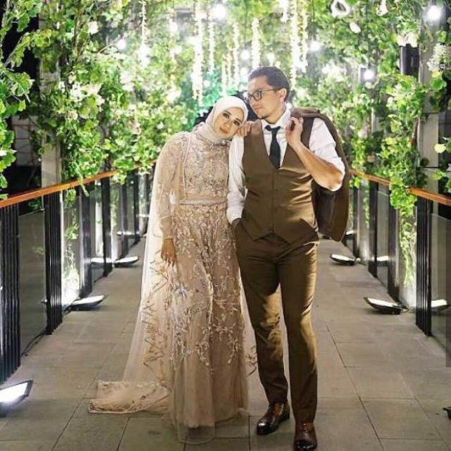 Detail Cantik Busana Jumpsuit Laudya Cynthia Bella Di Resepsi Pernikahannya Womantalk