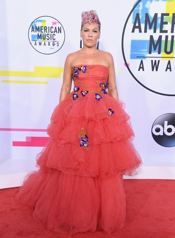 Dari Selena Gomez Hingga Pink, Ini 6 Gaun Terbaik di American Music