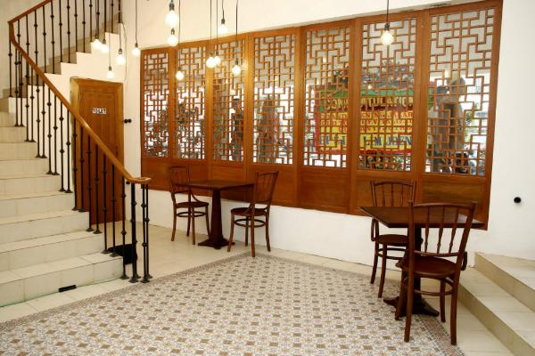 Suasana interior restoran.