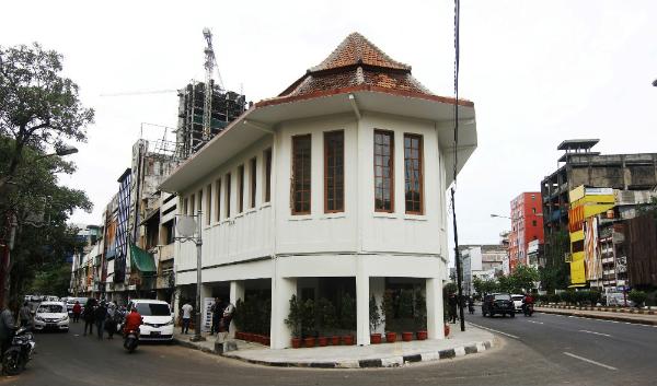  Bagian luar Pantjoran Tea House di kawasan Glodok.