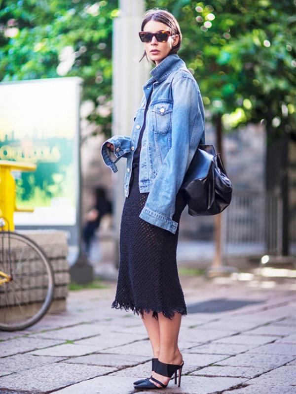 5 Trik Memadukan Oversized Denim Jacket Womantalk