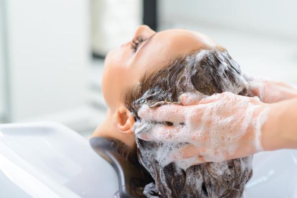 Membasuh rambut dengan air rendaman beras sebelum keramas