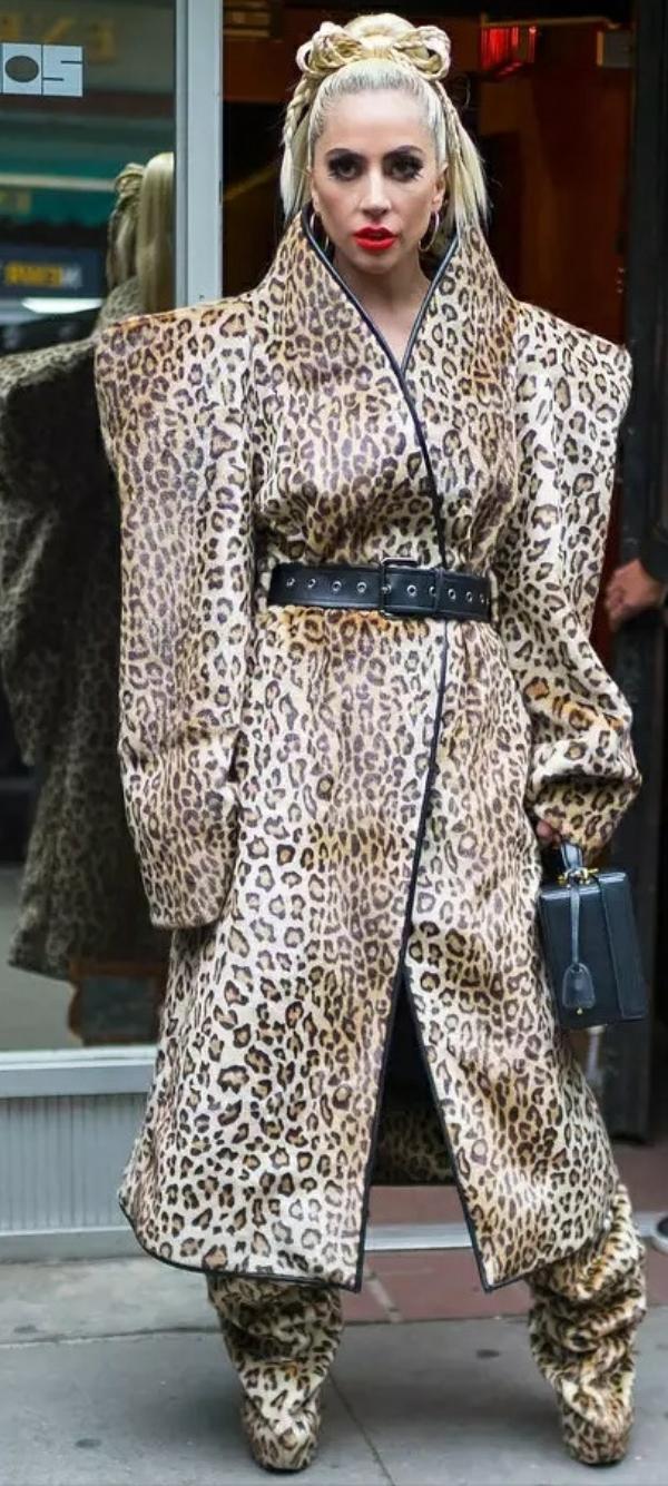 4 Gaya Fashion Aneh Lady Gaga Setelah Gagal Tur Keliling Dunia