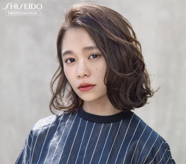 Tips Ciptakan Rambut Keriting yang Cantik Untuk Musim Panas dengan